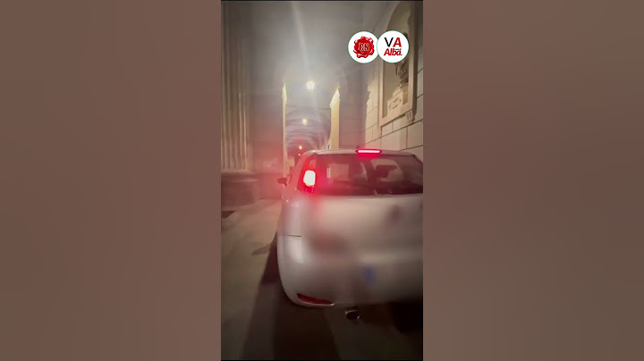 Il consigliere Ugo Sturlese con l’auto sotto i portici di via Roma