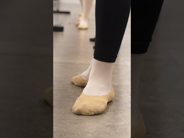 💫 En nuestras clases de danza clásica, el detalle, la técnica y la pasión van de la mano con @cristinasimancas_

🩰 Des