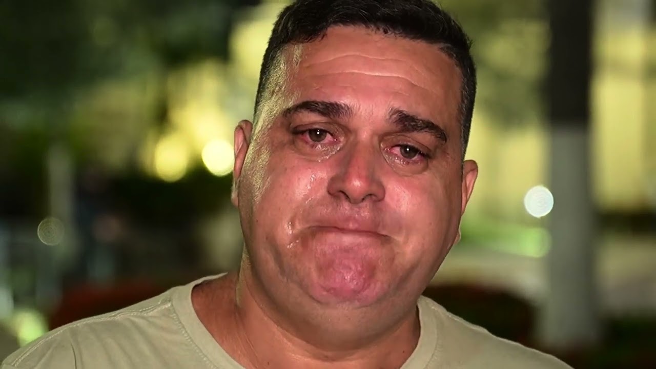 HOMEM OUVE MÚSICA E MUDA A CABEÇA