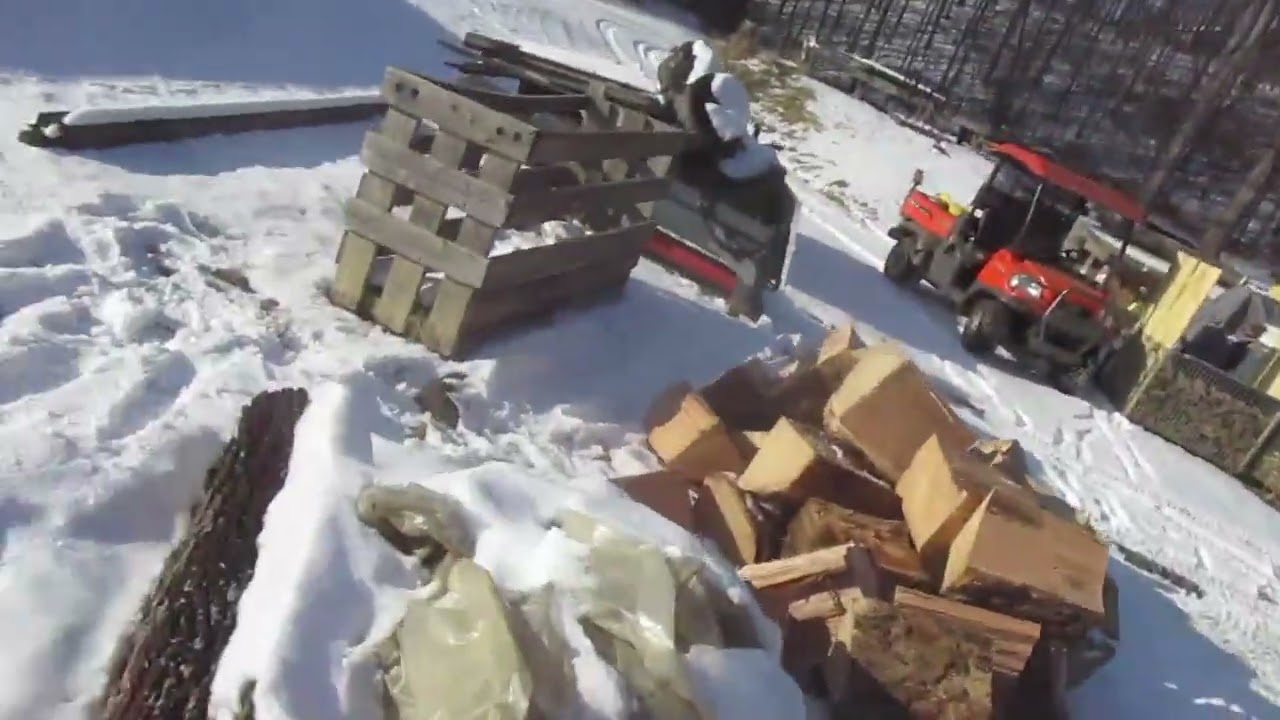 Распиливание больших, почти круглых поленьев с большого дуба.