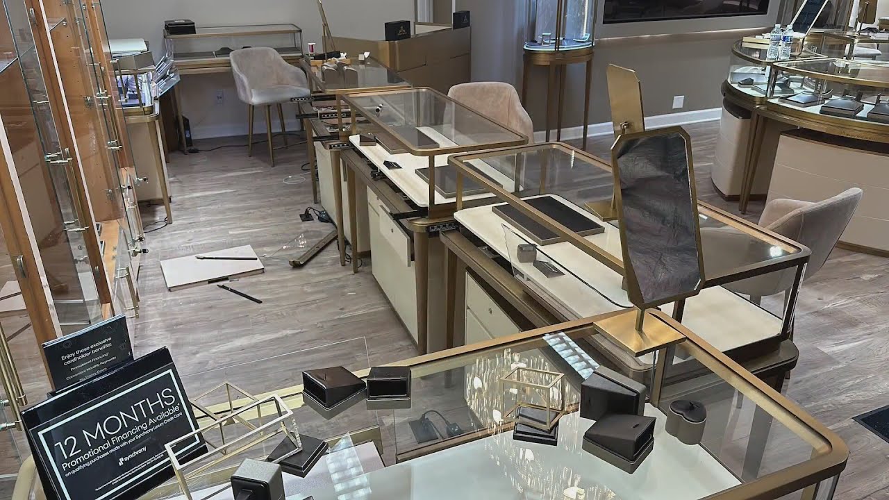 Over $1 million in jewelry stolen from Woodfield Mall store