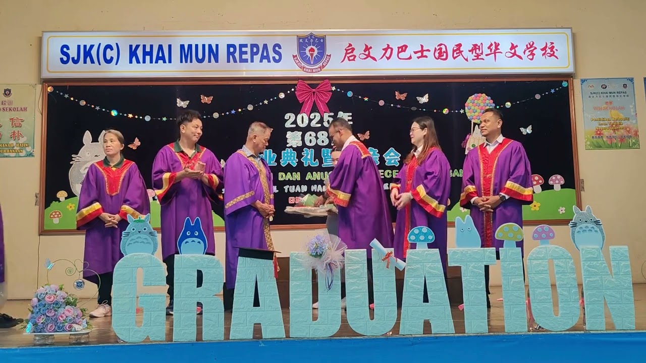 全校模范生、最佳课外活动表现卓越奖、六年级毕业证书及六年级服务奖