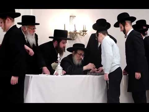 כ״ק האדמו״ר מפאפא בחלוקת חנוכה געלט לילדי החסידות