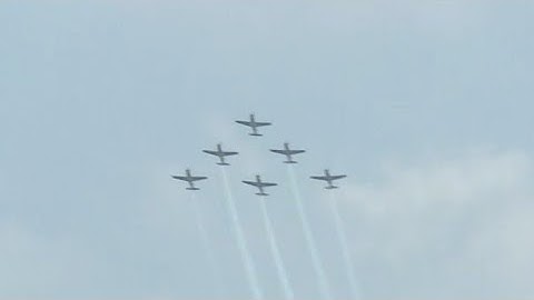 Manuver Ekstrem Nan Indah Jupiter Aerobatic Team di Udara