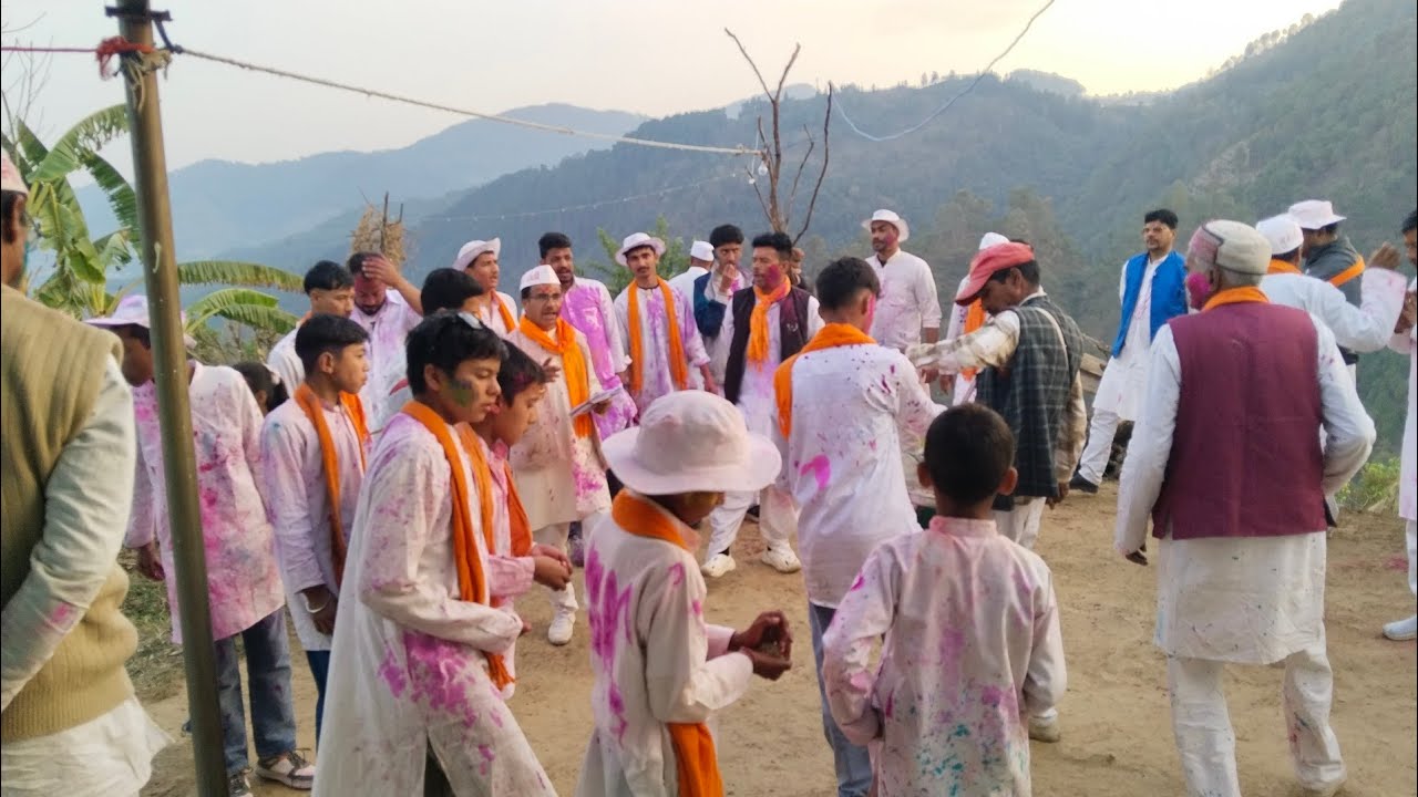 गुमानी होली उत्थान समिति उप्राडा दूसरे दिन की होली दिनचर्या में गांव पहाड़ उत्तराखंड 