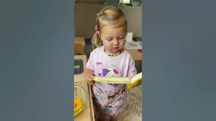 2 Year Old Makes Pancakes #shorts - DayDayNews