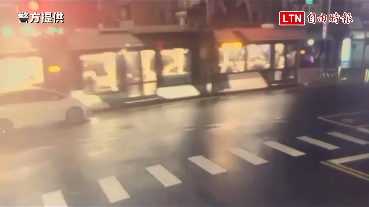 獨家》高雄輕軌深夜遭轎車擦撞 30乘客無奈枯等 獨家》高雄輕軌深夜遭轎車擦撞 30乘客無奈枯等