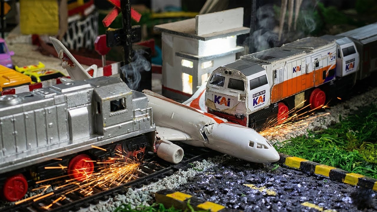 Drama Seru Kereta Api RC CC206 Silver Anjlok Terguling Tabrak Pesawat Boeing di Palang Pintu Diorama