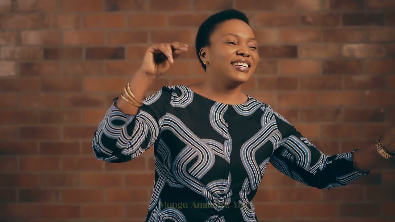 MARTHA MWAIPAJA - MUNGU ANAFANYA (Official Lyric Video ) 4K