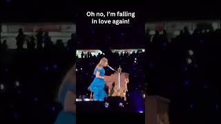 Taylor Swift sings \
