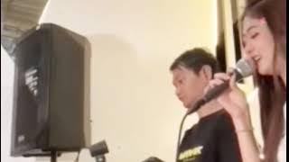 OCHI ALVIRA KETIKA BERNYANYI DI CAFE 