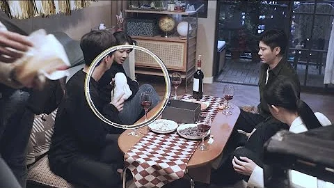 [Love Endures 要久久爱 BTS] Fan Chengcheng steals Yang Zi's slipper - DayDayNews