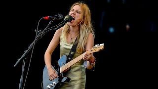 Watch Wolf Alice 90 Mile Beach video