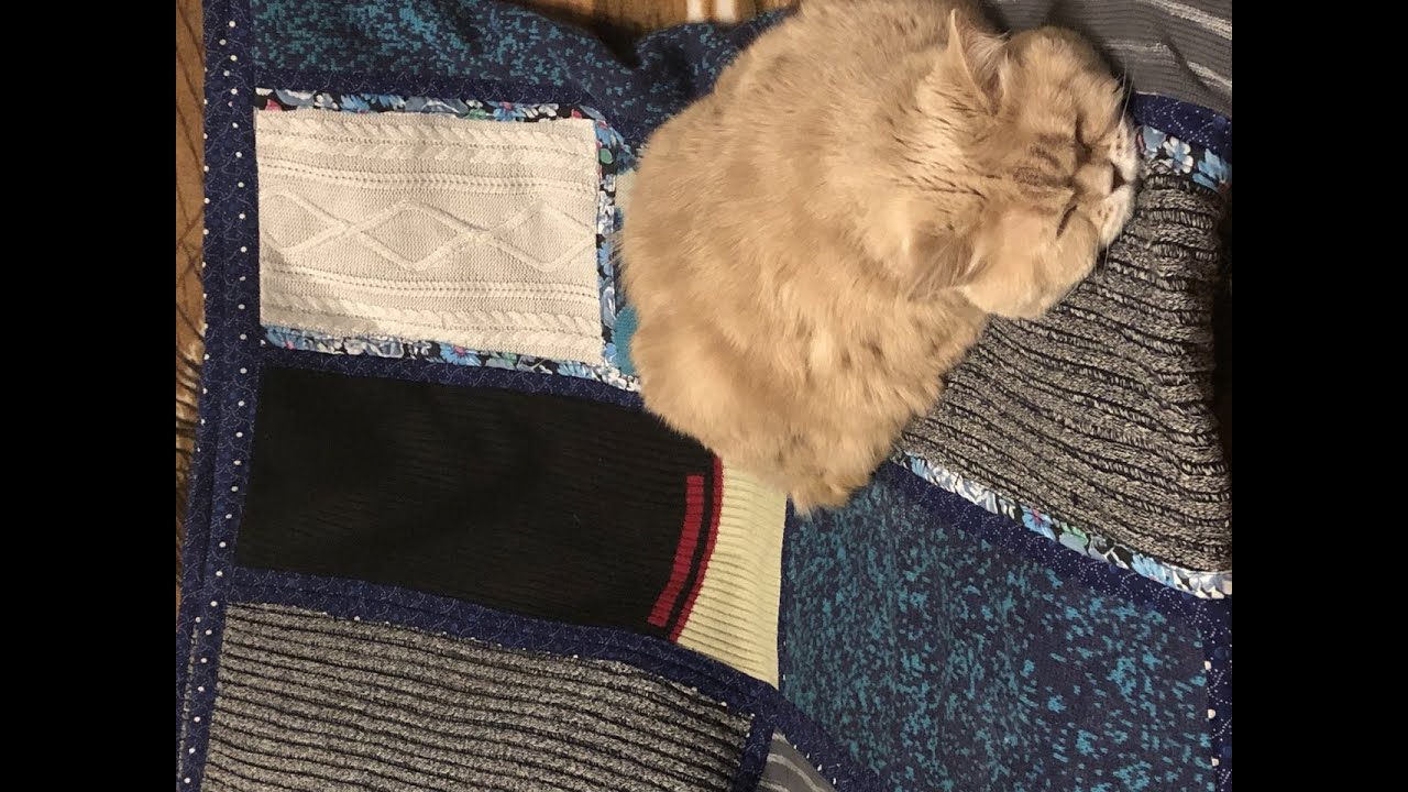 Плед из вязаных вещей