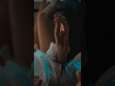 بين ايديا واحس انك بعيد