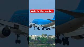 Korean Air Boeing 747-8 new livery landing at LAX with heavy tire smoke #jetliners #bumpylanding