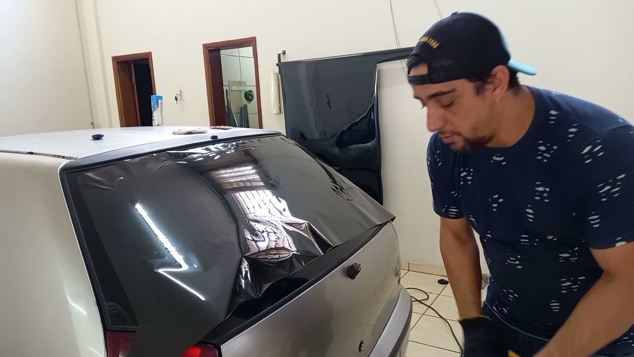 Como moldar o film no vidro traseiro do Palio