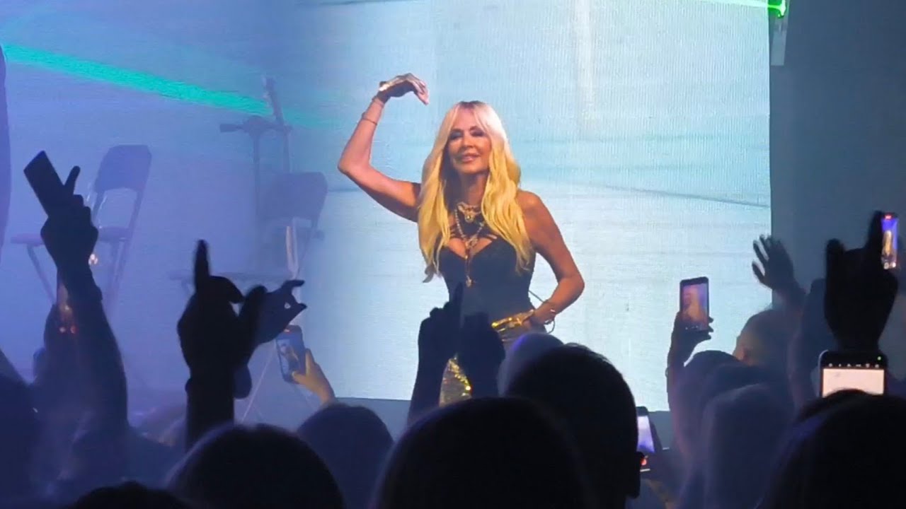 Η Άννα Βίσση με την μπάντα της στο Barbarella Live party στην Θεσσαλονίκη - 2025