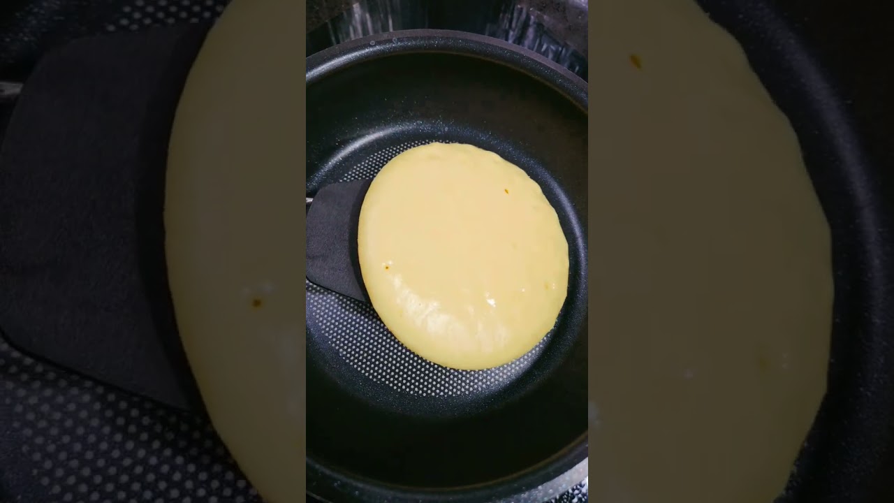 OCD Satisfying! Perfect pancake flipping. 