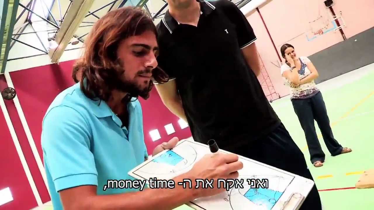 ג'קי מנחם מגיע לבקר בתיכון 