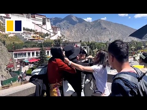 Tourists fight for photo spot in Lhasa