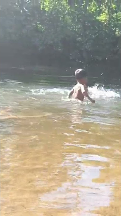 Ini asli anak-anak Kalimantan mandi telanjang di sungai