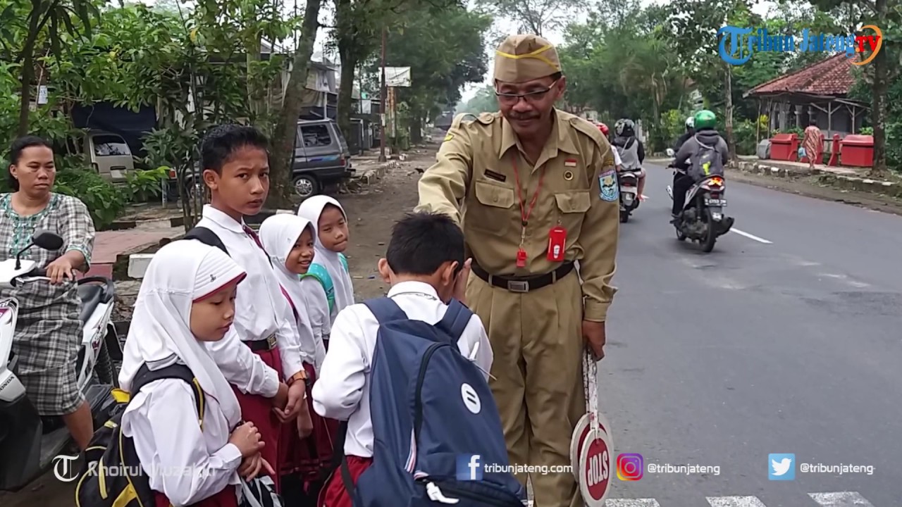 Guru SD 25 Tahun Selalu Seberangkan Murid - Muridnya - YouTube