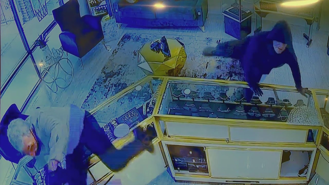 Ballwin jewelry store robbed by armed suspects in Halloween masks - YouTube