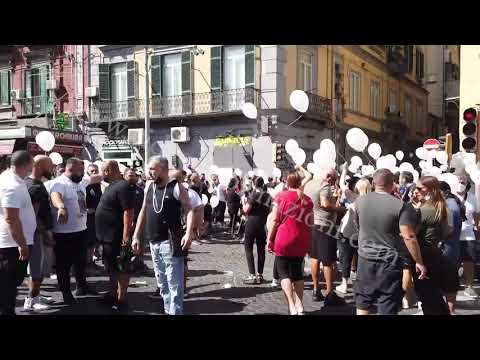 Lacrime e rabbia ai funerali del piccolo Samuele