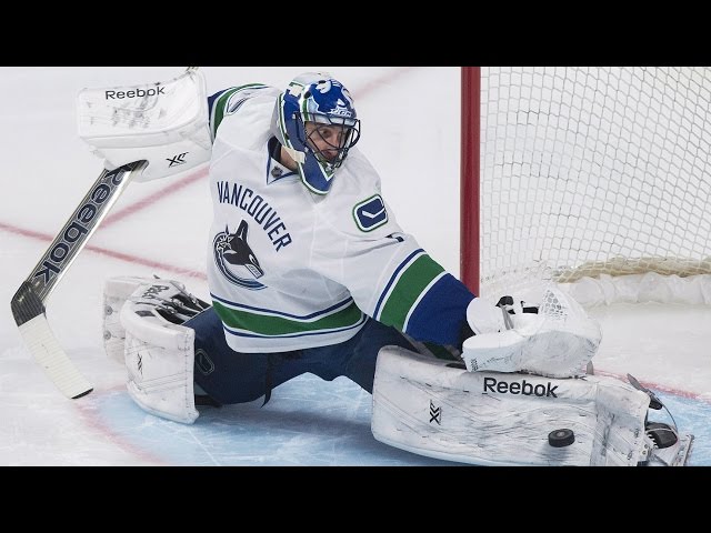 Roberto Luongo wins 400th game – watch his 10 greatest saves - The Hockey  News