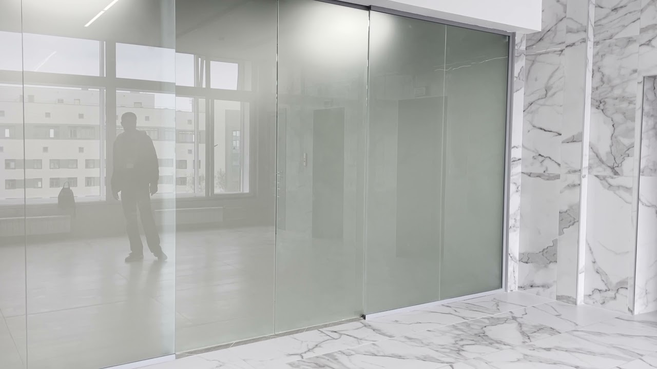 Электрическое стекло против традиционных жалюзи: сколько подойдет практически вам?