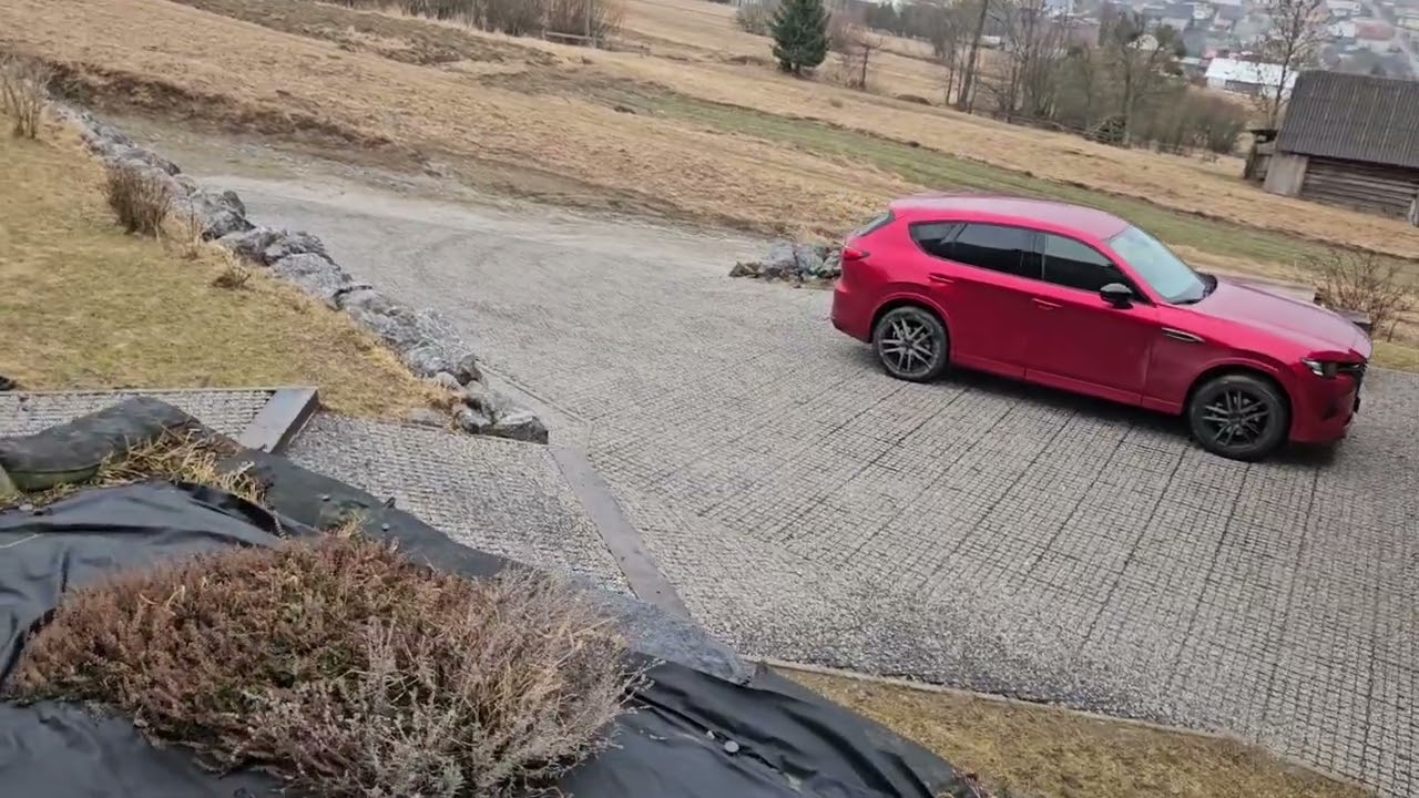 Ako vyzerá parkovisko spevné ekologickou zatrávňovacou dlažbou so štrkovou výplňou?