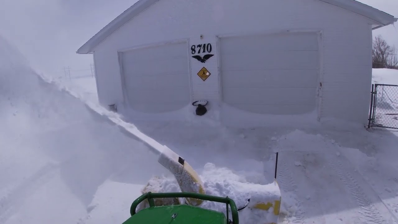 1025R SNOW BLOWING