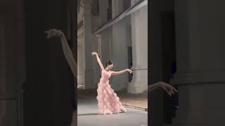 “这支舞是跳给你的～”爱的华尔兹 舞蹈 踮起脚尖提起裙边 氛围感舞蹈@Sun雅乔（28号14:10分周上新）