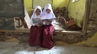 Potret Pendidikan  Bertaruh Nyawa  Anak Siswa Sd  Belajar Digeduh Tidak Layak