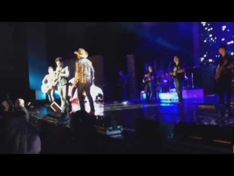 Thaeme e Thiago participaçao no show de  Fernando e Sorocaba