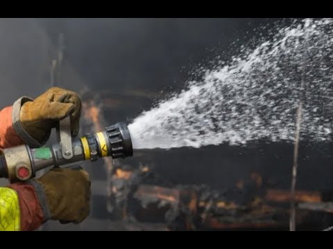 В Екатеринбурге пожар в дачном поселке уничтожил 10 построек