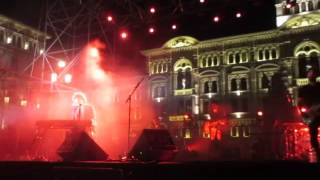 Video thumbnail of "Umano (VietatoMorireTour @ Piazza Unità d'Italia Trieste) - Ermal Meta lug.09/2017"