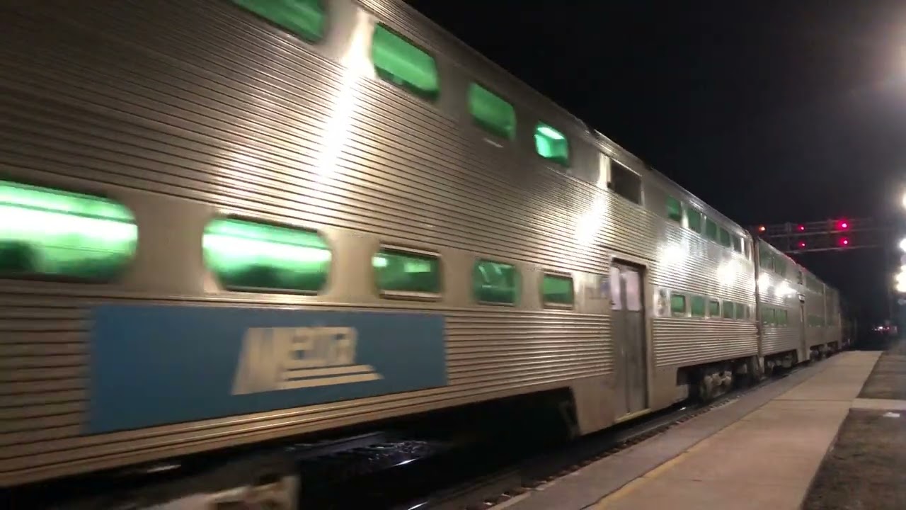 Metra BNSF 1279 And Amtrak Southwest Chief 3 At Westmont, Illinois adlı videoyu YouTube'da izle Metra BNSF 1279 And Amtrak Southwest Chief 3 At Westmont, Illinois adlı videoyu YouTube'da izle