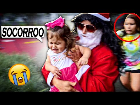 O PAPAI NOEL TENTOU SEQUESTRAR MINHA IRMÃZINHA NO PARQUINHO!! (Assustou muitas crianças)