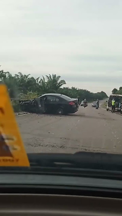 esiben kereta langa lori dekat kota Tinggi