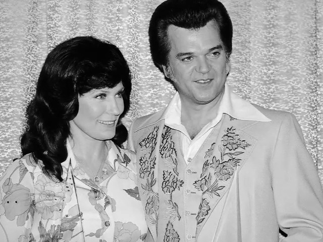Conway Twitty and Loretta Lynn -- When I Turn Off My Lights (Your Memory Turns On) - YouTube
