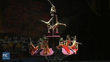 Nghệ sĩ Trung Quốc biểu diễn nhào lộn tuyệt đẹp ở Séc