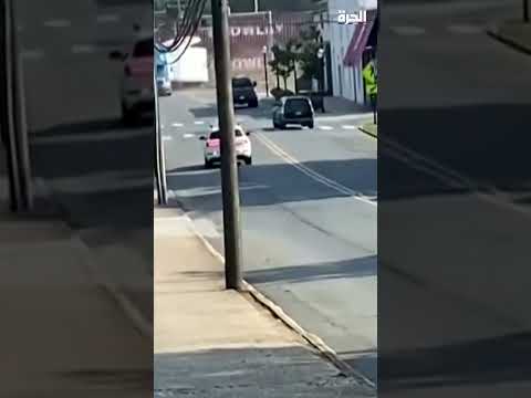 قطار يصطدم بشاحنة عالقة على القضبان في نورث كارولينا