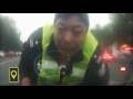 Хулиган прокатил полицейского на капоте в Китае - Hooligan drove policeman on bonnet