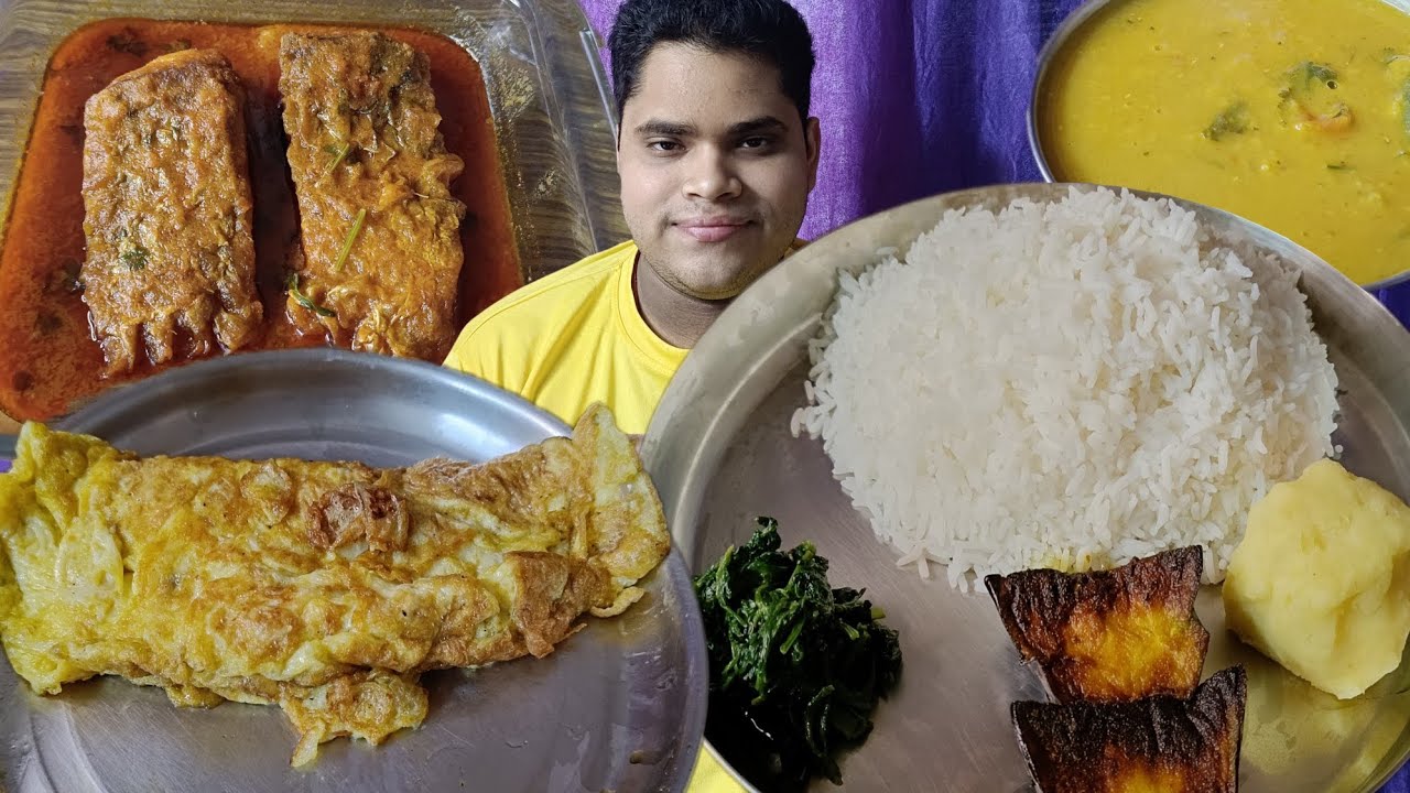 Rice, Palong Shak Shedho, Daal, Dim Bhaja, Begun Bhaja, Katla Macher Kaliya and Aloo Bharta Eating.