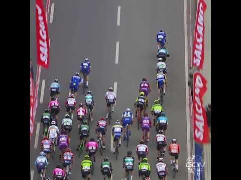 Wideo: Tour de France: Ewan pips Groenewegen na fotofiniszu na 11. etapie