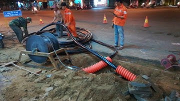 Kéo cáp ngầm để thi công dây điện ngầm dưới mặt đất
