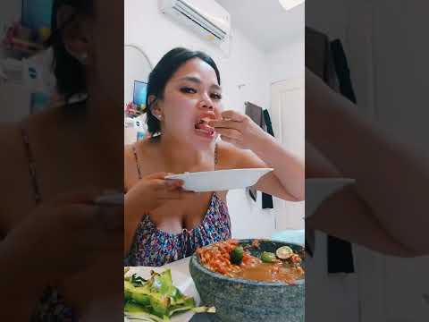 makan sambal dan lalapan aja makan nya sambil goyang goyang ke enakan