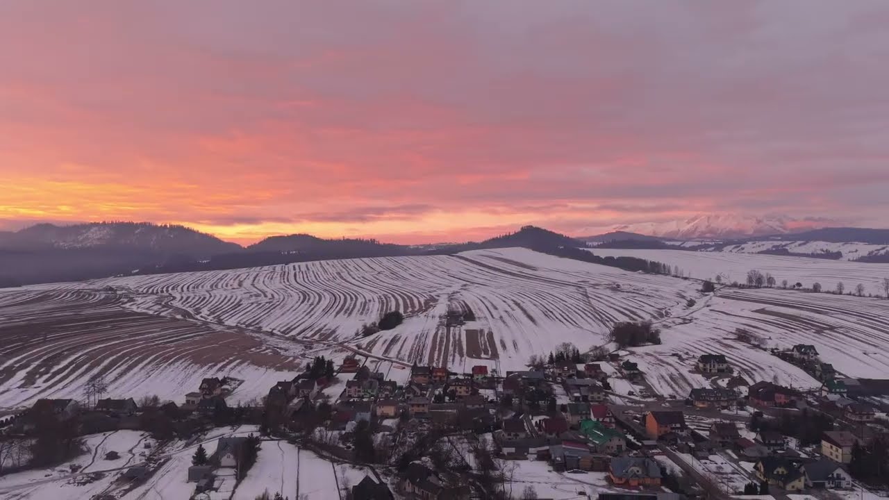 Przelot nad wsią o wschodzie/zachodzie słońca
